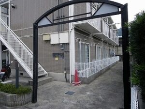 アパートの敷地の入口。アーチの門と通路