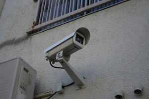 建物の壁に取り付けた防犯カメラ