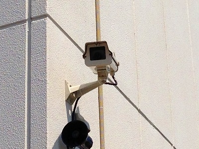 外壁に設置された防犯カメラの拡大写真