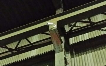 工場の敷地内に設置された防犯カメラ