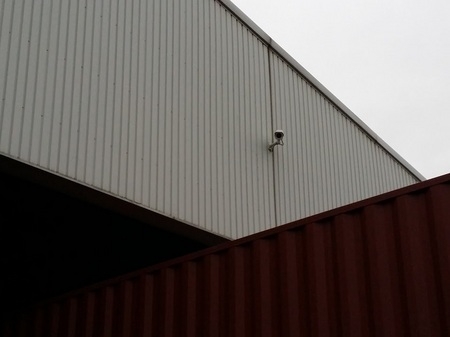 倉庫の外壁に取り付けられた防犯カメラ