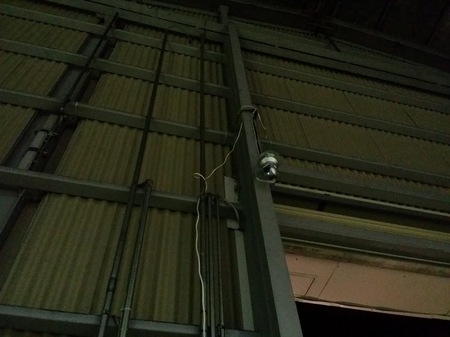 倉庫内に取り付けられたPTZカメラ