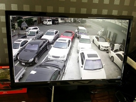 自動車整備会社の防犯カメラに映るモニタ―映像