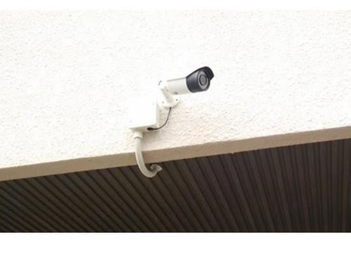 会計事務所の出入口を監視する防犯カメラ