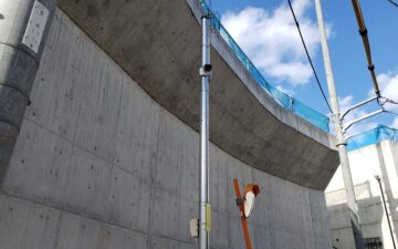 大阪府高槻市の自治会エリアに建柱工事でポールを建てて防犯カメラを設置。