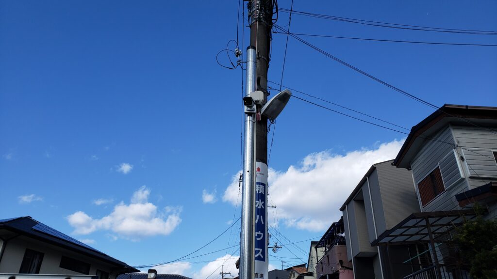 大阪府高槻市の街頭に取り付けられた防犯カメラ