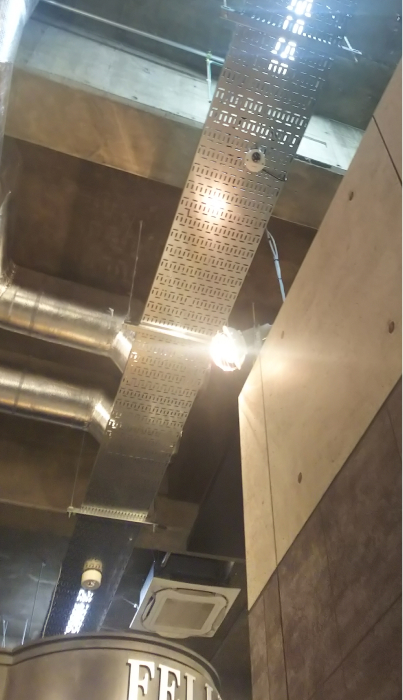 アートイベント会場の天井に設置された防犯カメラ