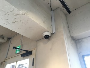 天井の梁に取り付けられたドーム型カメラ